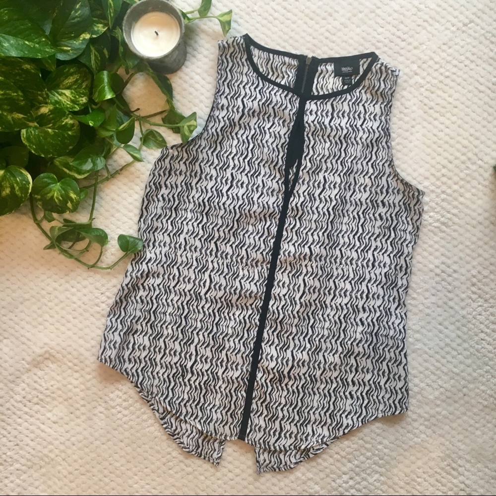 BOGO🍾 • B+W keyhole front tank⚪️⚫️